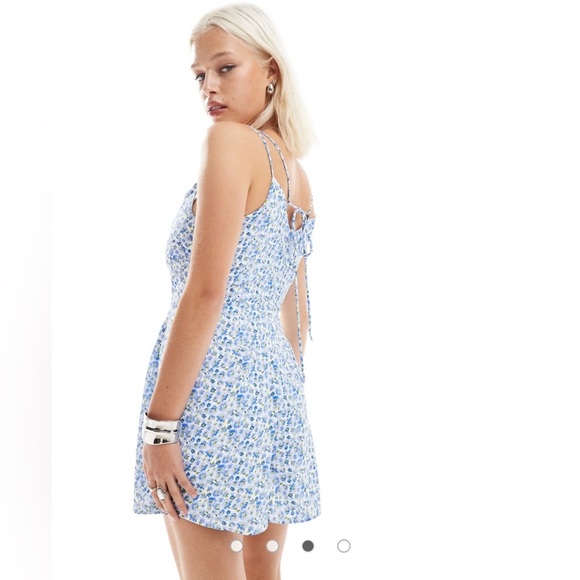 ASOS Glamorous Cami Floral Romper Blue and White Size 10
NWT Adjustable Straps - Picture 11 of 12